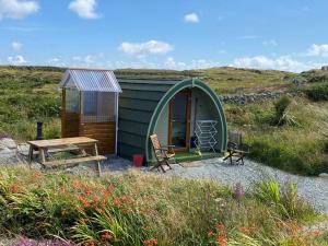 卡纳Earls View Pod的绿色小屋 - 带野餐桌和椅子