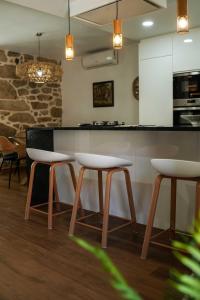 TourémCasa de Campo Gracinda的厨房设有带凳子和柜台的酒吧