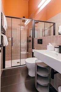 佩鲁贾Hotel Priori Secret Garden的浴室配有卫生间、盥洗盆和淋浴。
