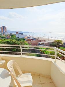 阿塔卡梅斯Suites Marbensa, Malecón de Atacames的一个带椅子的阳台,享有海滩美景