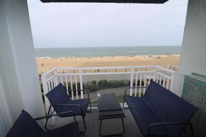弗吉尼亚海滩Oceanfront beach, sky, & dolphins的一个带椅子的阳台,享有海滩美景