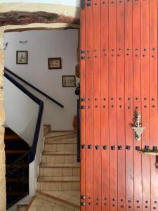 萨菲里亚德乐奇法尔酒店的楼梯间里的木门