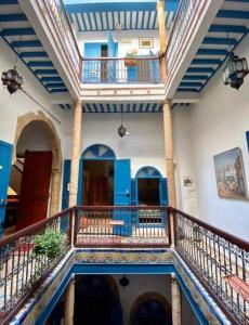 萨菲里亚德乐奇法尔酒店的蓝色和白色的建筑中的楼梯
