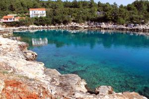 韦伯斯卡Apartments by the sea Mudri Dolac, Hvar - 5694的一大片水,人们站在水里