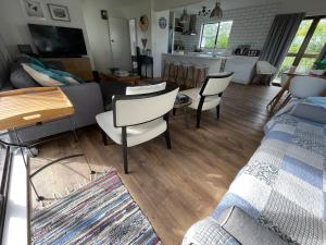 纳皮尔Greenmeadows Napier & Pet Friendly的客厅配有沙发和桌椅
