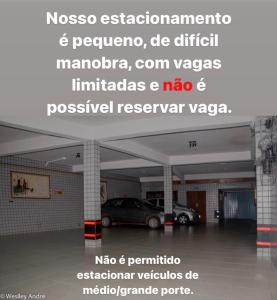 马里亚纳Pousada do Chafariz的一张车库的图片,里面装有汽车