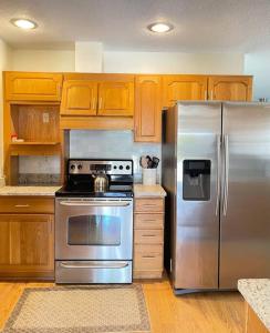 克利尔沃特Delightful 3 Bdrm Home, Mins to Clearwater Beach的厨房配有不锈钢冰箱和木制橱柜