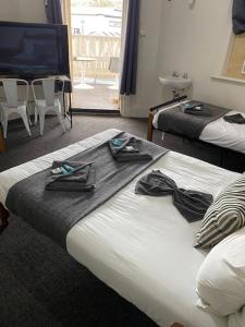 蒙塔Cornwall Hotel的酒店客房设有两张床和电视。