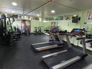巴雷里尼亚斯Gran Lençóis Flat Barreirinhas Apt 509的健身房设有数台跑步机和模拟器