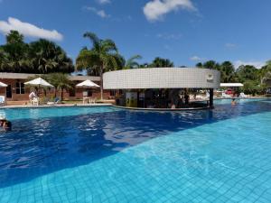 巴雷里尼亚斯Gran Lençóis Flat Barreirinhas Apt 509的一座大型游泳池,其建筑背景为: