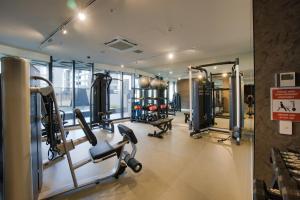 阿德莱德Luxury City Zen Apartment Rundle Mall with Rooftop Spa, Gym, BBQ的大楼内带跑步机和机器的健身房