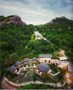 考陶Turtle Bay Eco Luxe Hua Hin的山丘上带圆顶的房子的空中景色