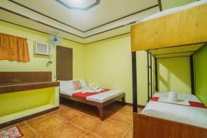 科隆Jorge Transient House的配有两张双层床的客房,拥有黄色和绿色的墙壁