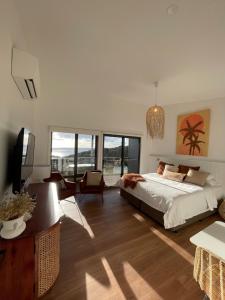 潘尼萧Sea Dragon Kangaroo Island的卧室配有一张床和一张桌子及椅子