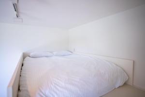 牧之原Trailer room - Vacation STAY 06457v的一张白色的床,上面有两个枕头