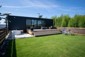 牧之原Trailer room - Vacation STAY 06457v的后院,带草坪的黑色房子