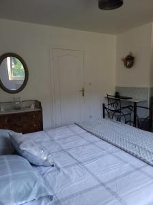 蒙斯特Appartement Au Cigogneau Wifi-Balcon-Parking gratuit的卧室内的一张白色床,配有桌子