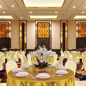 丹戎槟榔ASTON Tanjung Pinang Hotel & Conference Center的宴会厅配有白色的桌子和白色的椅子