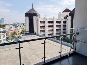 普崇Bandar Puchong Jaya Skypod B My Guest Homestay 舒适民宿的享有建筑景致的阳台