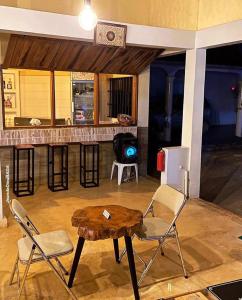 Abomey-CalaviRESIDENCE AINA的一间带桌椅和酒吧的厨房