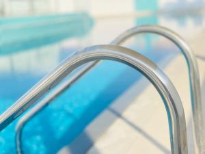 迪拜SITARA HOTEL APARTMENT的游泳池旁的金属栏杆