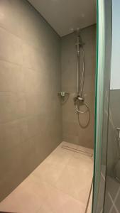 迪拜SITARA HOTEL APARTMENT的带淋浴的浴室和玻璃门