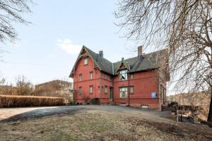 奥斯陆Villa Internationals Residence的黑色屋顶的大型红砖房屋