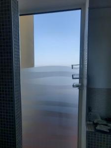 阿格罗波利大森纳酒店的浴室设有淋浴门和窗户
