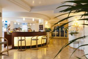 卡奥莱Hotel Panoramic的餐厅设有带凳子的酒吧