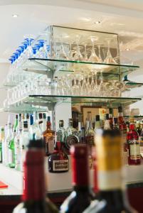 卡奥莱Hotel Panoramic的装满大量酒的冰箱