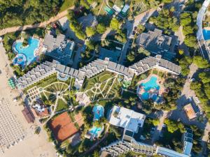 阿尔贝纳Hotel Laguna Garden的享有带游乐园的度假村的空中景致