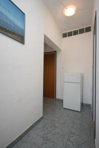 斯塔利格拉德-帕克利尼卡Apartment Starigrad 6606b的一间空房间,配有冰箱和走廊