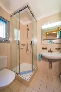 马洛亚Pra d'Sura的带淋浴和盥洗盆的浴室
