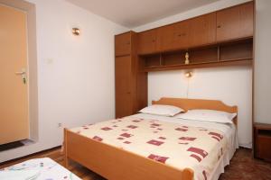 苏库拉伊Double Room Sucuraj 6734b的一间带大床和电视的卧室