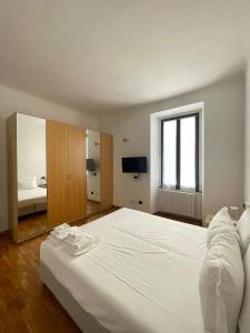 Easy Milano - Rooms and Apartments Navigli客房内的一张或多张床位