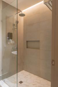 宿务Primeway Suites Cebu的浴室里设有玻璃门淋浴