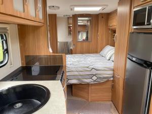 哈利法克斯Inviting 4 Berth caravan in Hebden Bridge的小房间设有床和厨房