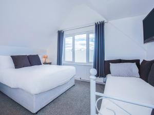 滨海克拉克顿OYO Pier Hotel的一间卧室设有两张床和窗户。