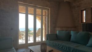 艾拉方索斯Harmony Seaview Villas In Elafonisos的带沙发和大窗户的客厅