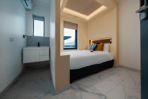 悉尼Cozy M Hotel的一间卧室设有一张大床和一个窗户。
