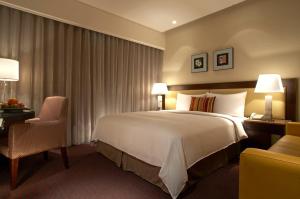 台北柔美精品商旅的酒店客房带一张大床和一把椅子