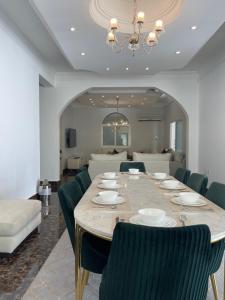 多哈MK Resort的一间带长桌和椅子的用餐室
