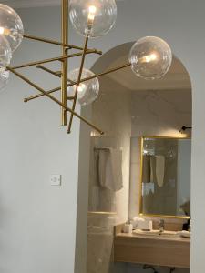 多哈MK Resort的浴室在镜子前配有吊灯