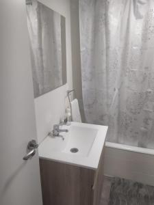 拉弗兰卡Villa Noriega (La Franca)的白色的浴室设有水槽和淋浴。