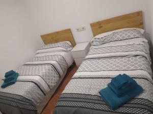 拉弗兰卡Villa Noriega (La Franca)的两张睡床彼此相邻,位于一个房间里