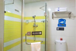 7天连锁酒店西安北大街地铁站莲湖公园店的一间浴室
