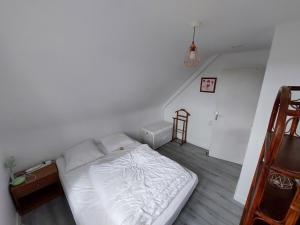 圣詹姆斯Grande maison de 4 chambres, 9 couchages proche du Mont Saint Michel的楼梯间内的一张白色床