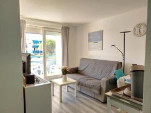拉卡诺Appartement T 2 AVEC PISCINE的客厅配有沙发和桌子