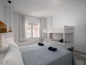圣罗克San Diego PANORAMIC VIEW 2393的白色卧室配有两张床和一张沙发