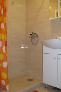 巴比诺波尔杰Apartments with a parking space Sobra, Mljet - 4926的带淋浴和盥洗盆的浴室